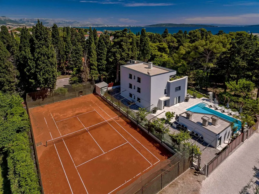 Kaštel Stari Villa for up to 12 Guests with Pool