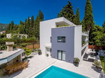 Kaštel Stari Villa for up to 12 Guests with Pool