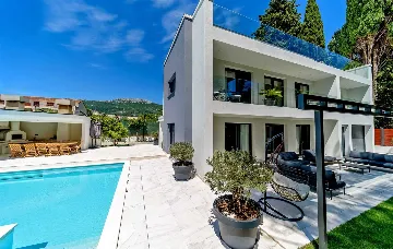 Kaštel Stari Villa for up to 12 Guests with Pool
