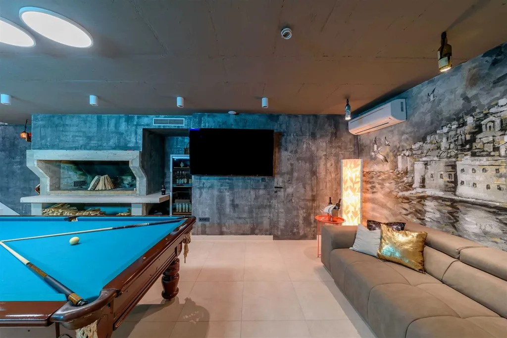 Kaštel Stari Villa for up to 12 Guests with Pool