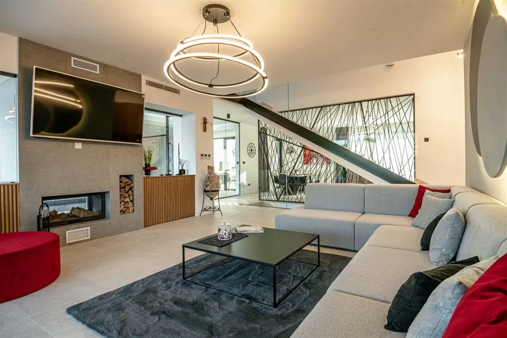 4-Bedroom Villa with Indoor Heated Pool in Marina