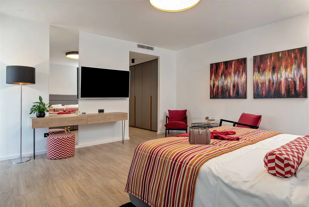 4-Bedroom Villa with Indoor Heated Pool in Marina