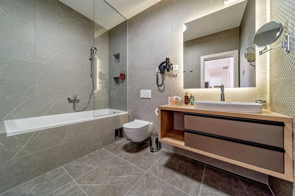 4-Bedroom Villa with Indoor Heated Pool in Marina
