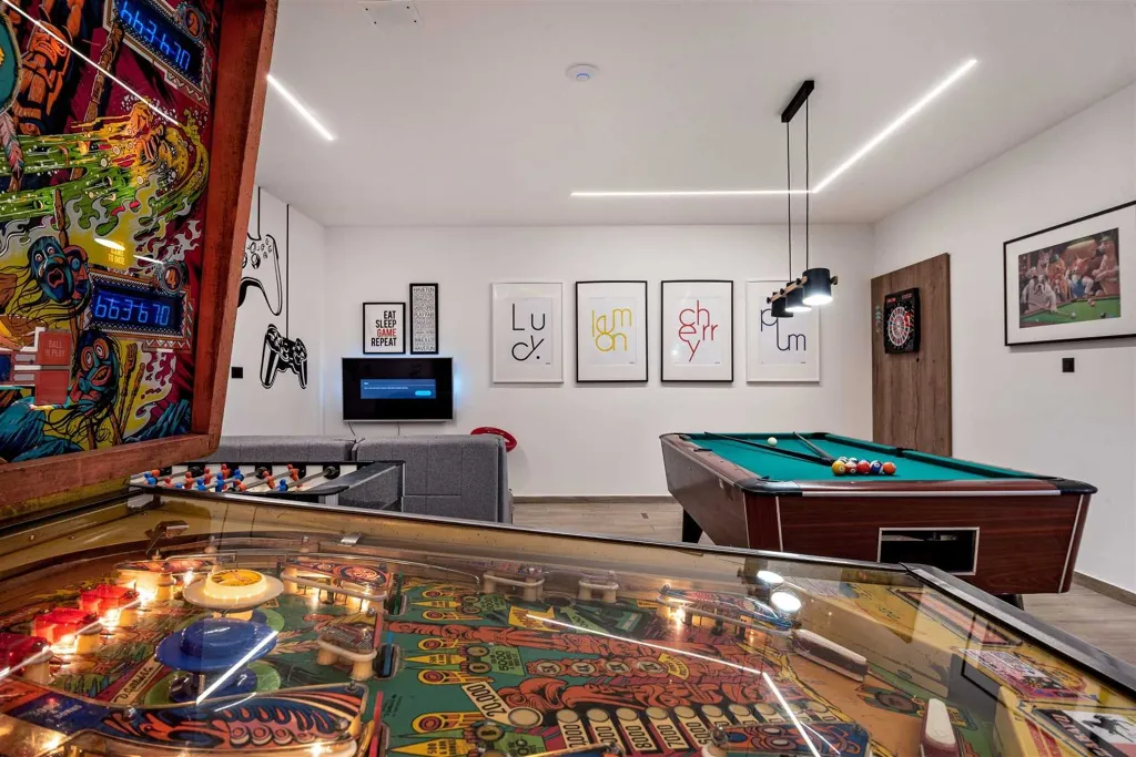 4-Bedroom Villa with Indoor Heated Pool in Marina