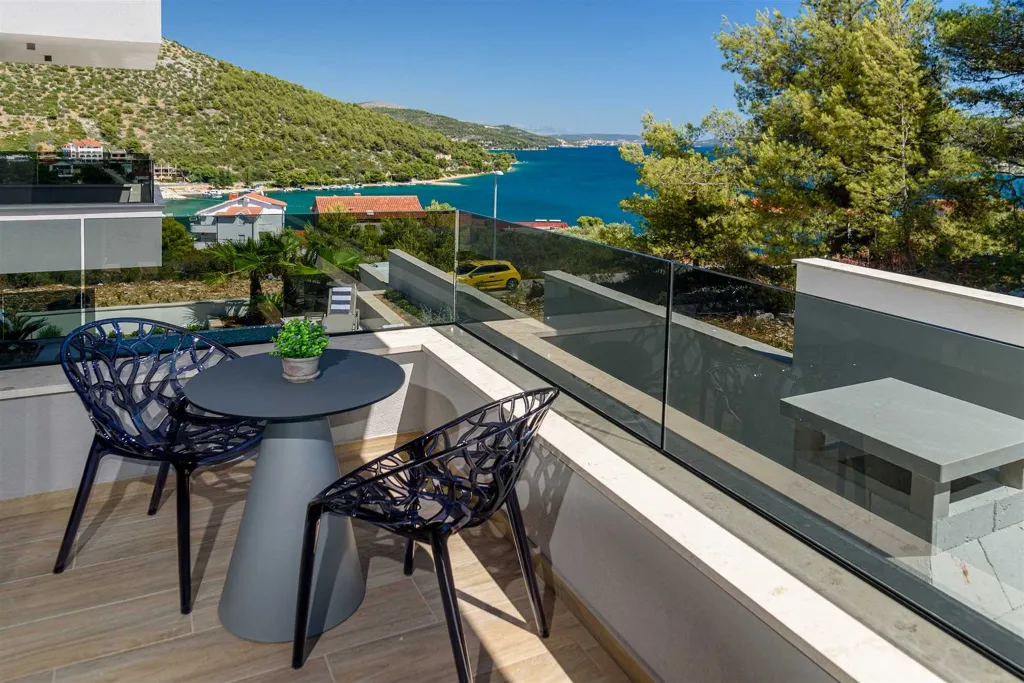 Villa in Marina with Heated Pool for 8 Guests