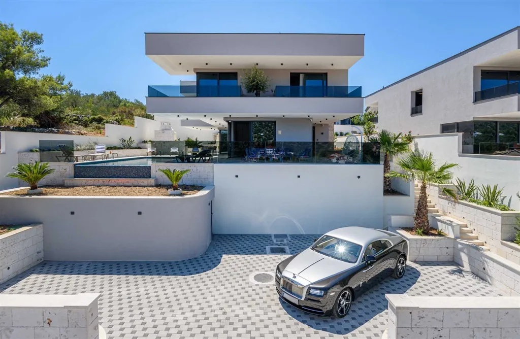 Villa in Marina with Heated Pool for 8 Guests