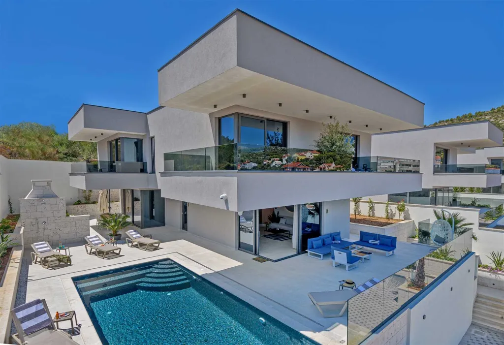 Villa in Marina with Heated Pool for 8 Guests