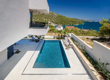 Villa in Marina with Heated Pool for 8 Guests