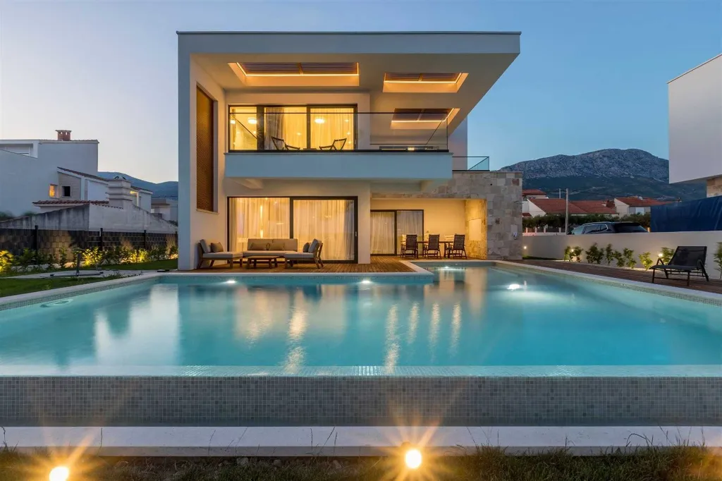 Kaštel Kambelovac Villa with Heated Private Pool