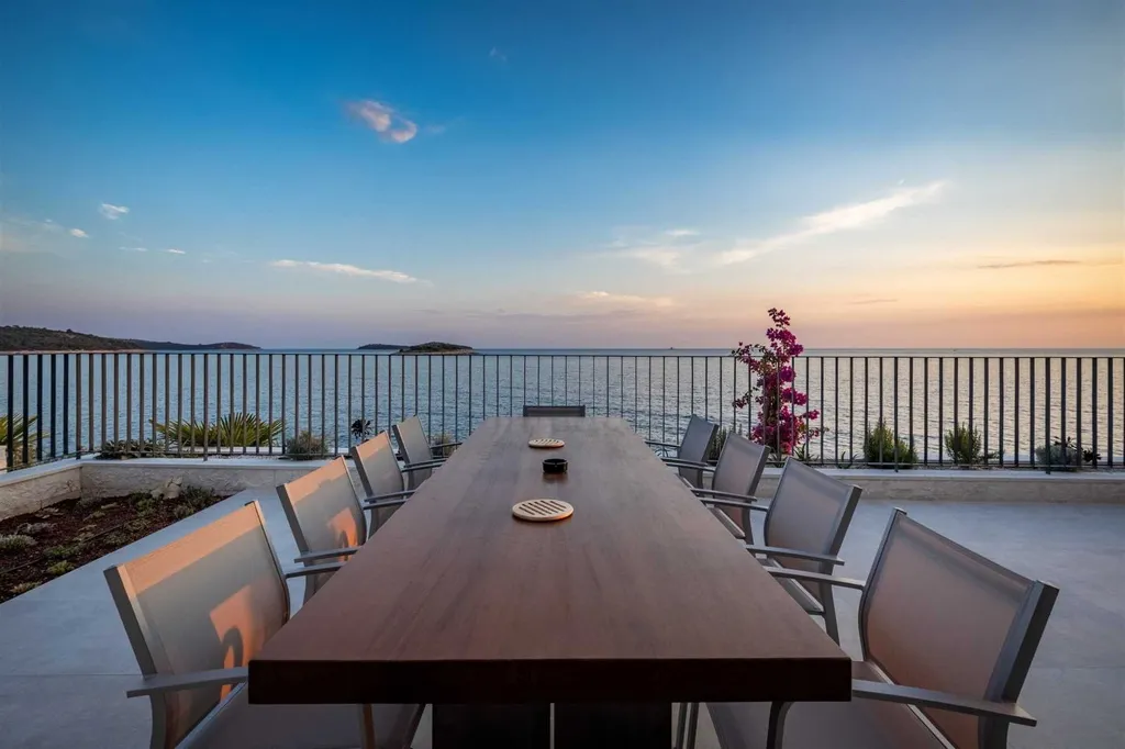 Rogoznica Seafront Villa for 10 with Heated Pool