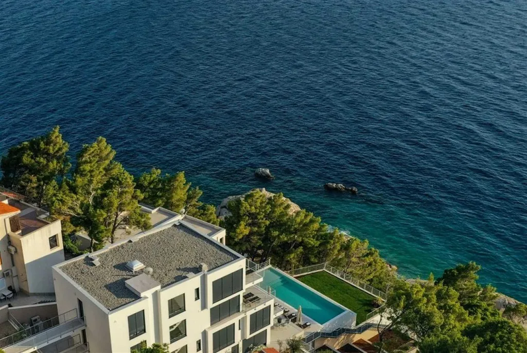 9-Bedroom Villa with Private Pool in Brela