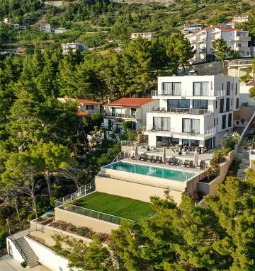 9-Bedroom Villa with Private Pool in Brela