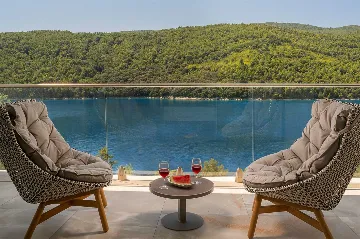 5-Bedroom Villa for 10 Guests in Duga Luka