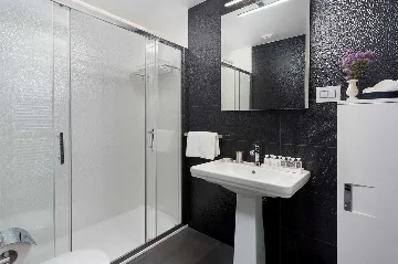 5-Bedroom Villa for 10 Guests in Duga Luka