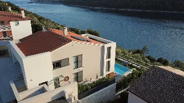 5-Bedroom Villa for 10 Guests in Duga Luka
