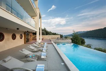 5-Bedroom Villa for 10 Guests in Duga Luka