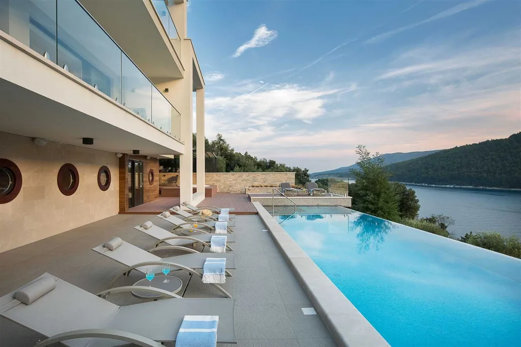 5-Bedroom Villa for 10 Guests in Duga Luka