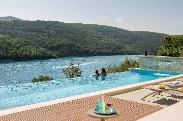 5-Bedroom Villa for 10 Guests in Duga Luka