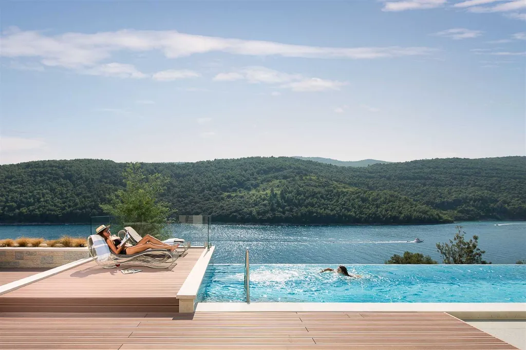 5-Bedroom Villa for 10 Guests in Duga Luka
