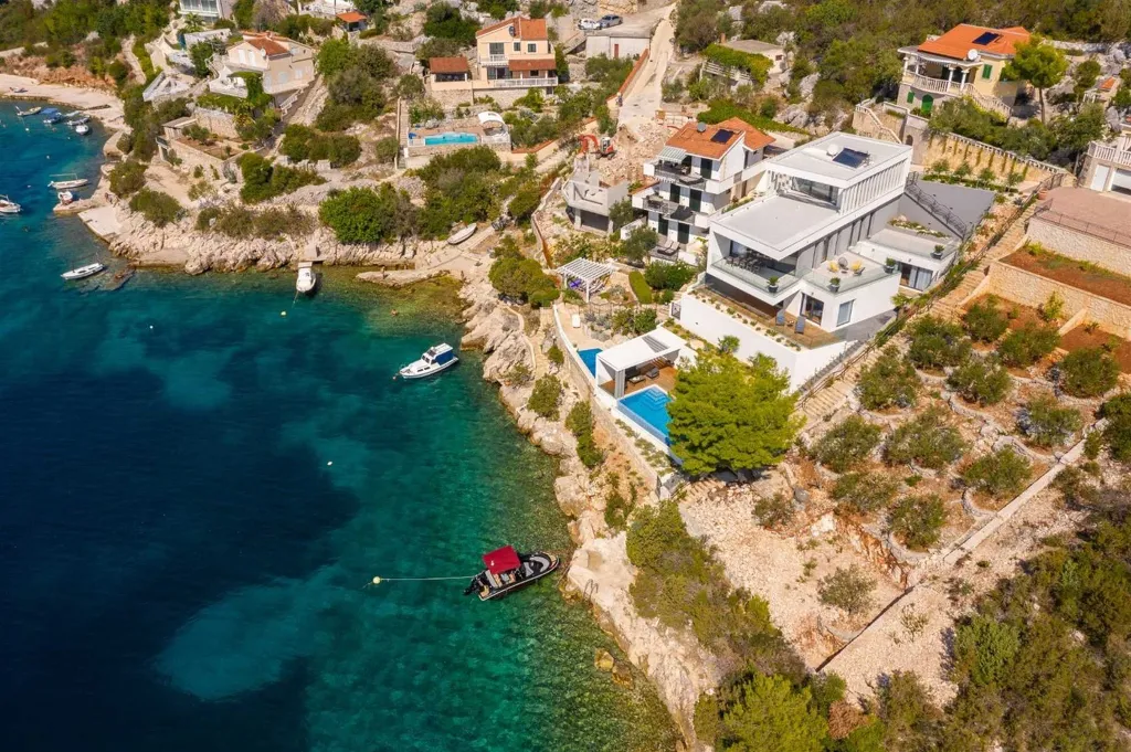 4-Bedroom Villa with Infinity Pool in Vinišće
