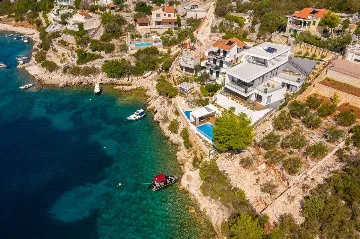 4-Bedroom Villa with Infinity Pool in Vinišće