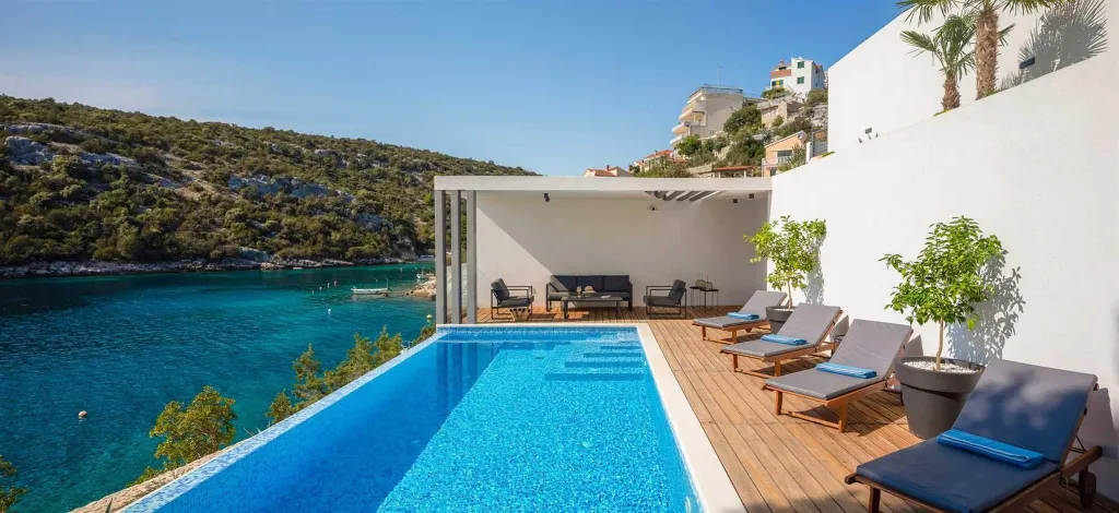 4-Bedroom Villa with Infinity Pool in Vinišće