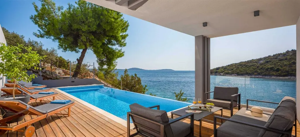4-Bedroom Villa with Infinity Pool in Vinišće