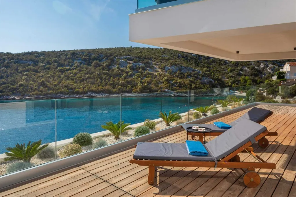4-Bedroom Villa with Infinity Pool in Vinišće