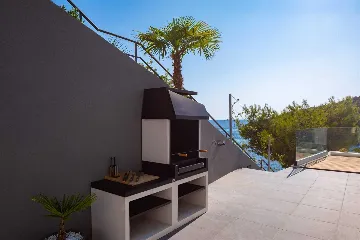 4-Bedroom Villa with Infinity Pool in Vinišće