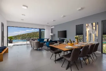 4-Bedroom Villa with Infinity Pool in Vinišće