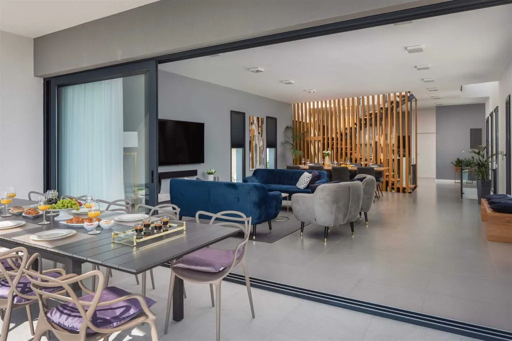 4-Bedroom Villa with Infinity Pool in Vinišće