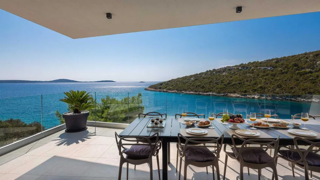 4-Bedroom Villa with Infinity Pool in Vinišće