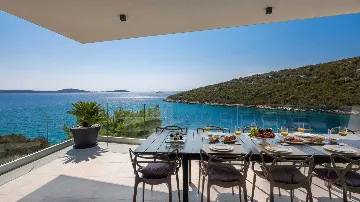 4-Bedroom Villa with Infinity Pool in Vinišće