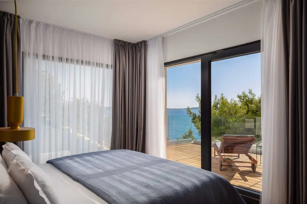 4-Bedroom Villa with Infinity Pool in Vinišće
