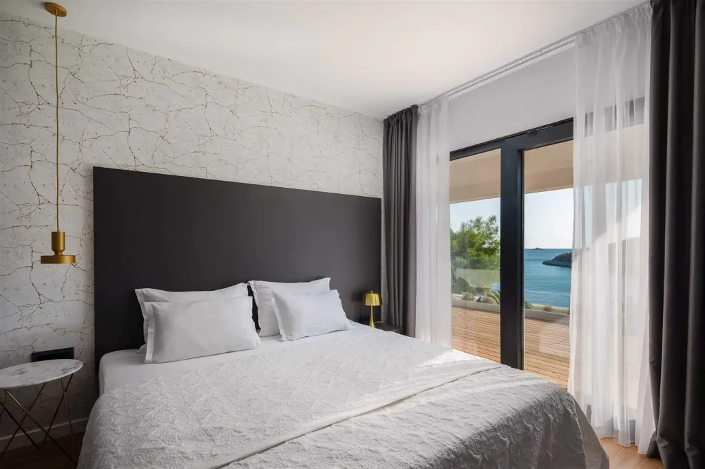 4-Bedroom Villa with Infinity Pool in Vinišće