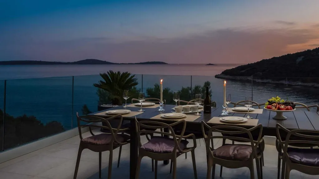 4-Bedroom Villa with Infinity Pool in Vinišće