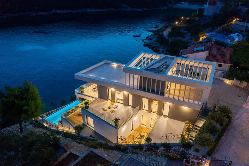 4-Bedroom Villa with Infinity Pool in Vinišće