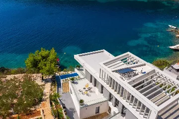 4-Bedroom Villa with Infinity Pool in Vinišće