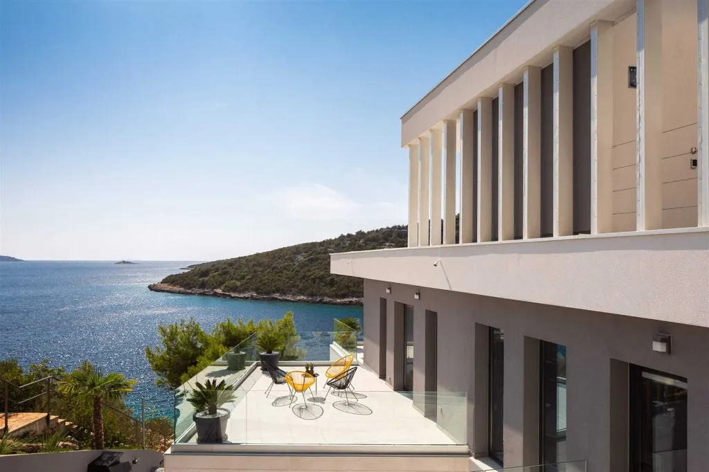 4-Bedroom Villa with Infinity Pool in Vinišće
