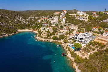 4-Bedroom Villa with Infinity Pool in Vinišće