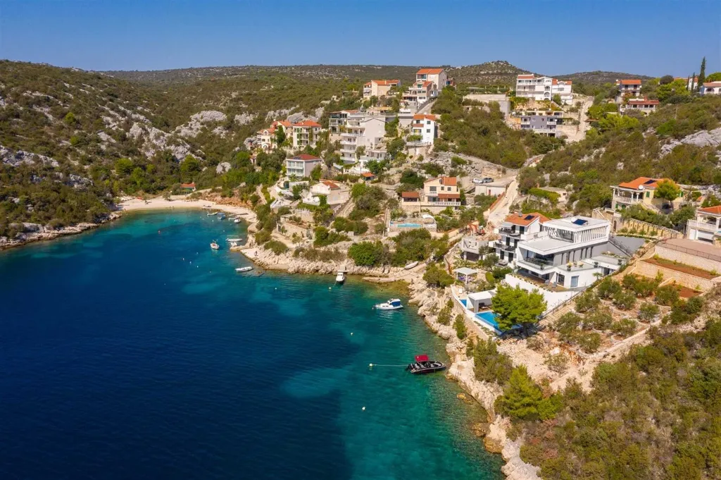 4-Bedroom Villa with Infinity Pool in Vinišće