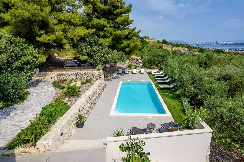 5-Bedroom Villa with Heated Pool in Kaštel Kambelovac