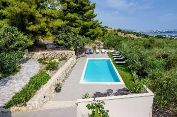 5-Bedroom Villa with Heated Pool in Kaštel Kambelovac