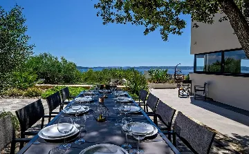 5-Bedroom Villa with Heated Pool in Kaštel Kambelovac