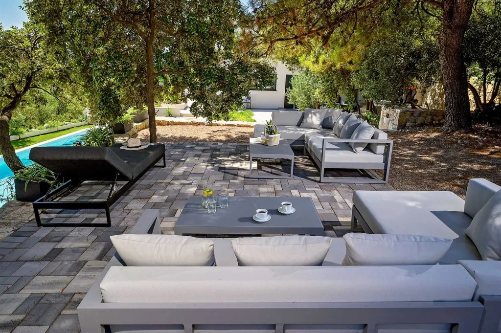 5-Bedroom Villa with Heated Pool in Kaštel Kambelovac