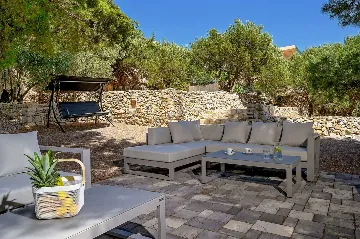 5-Bedroom Villa with Heated Pool in Kaštel Kambelovac