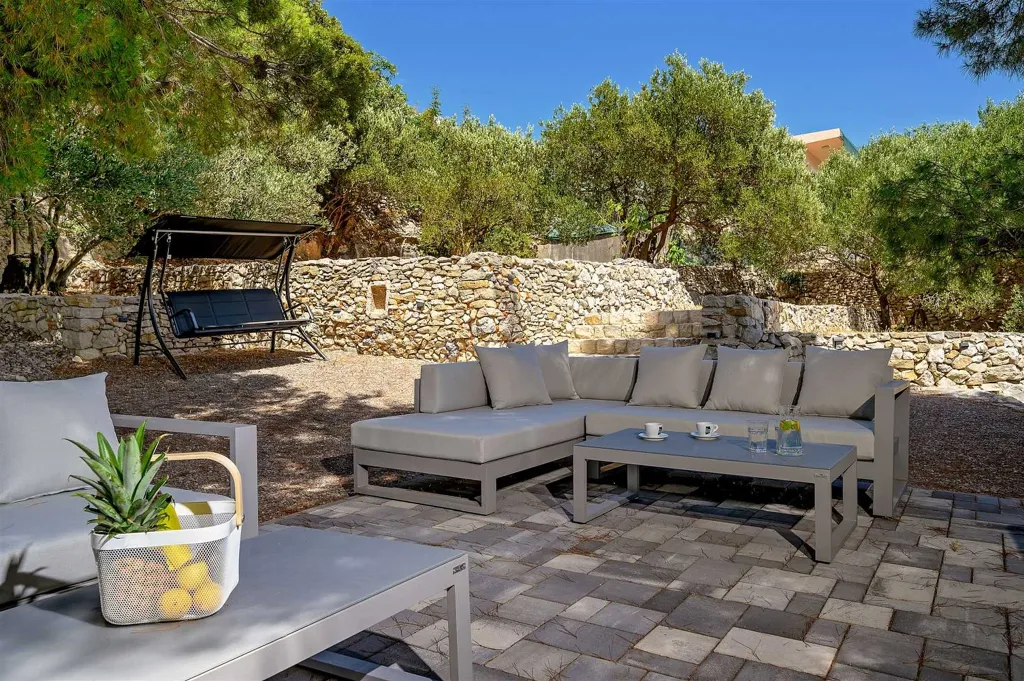 5-Bedroom Villa with Heated Pool in Kaštel Kambelovac