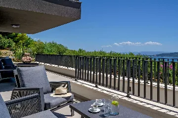 5-Bedroom Villa with Heated Pool in Kaštel Kambelovac