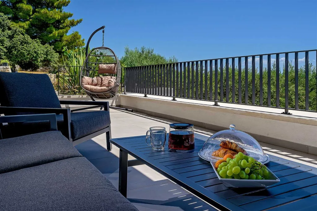 5-Bedroom Villa with Heated Pool in Kaštel Kambelovac
