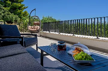 5-Bedroom Villa with Heated Pool in Kaštel Kambelovac